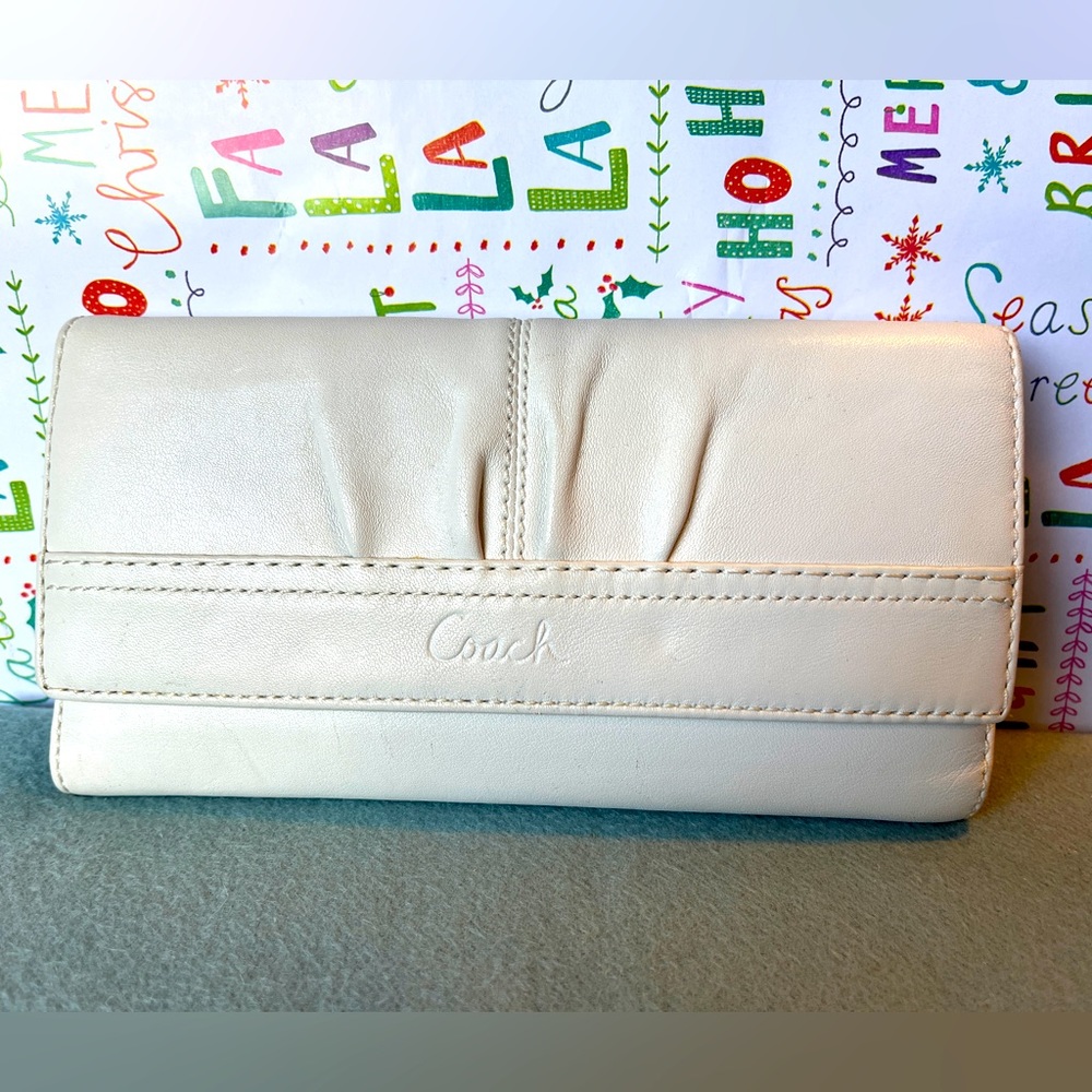 Gorgeous Coach Wallet - White/ Authentic